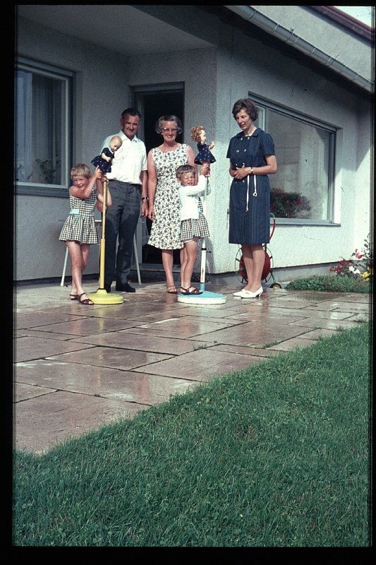 16.Neubiberg jun 1966 Ernst,Rita,Mama,Brigitte,Marion.JPG